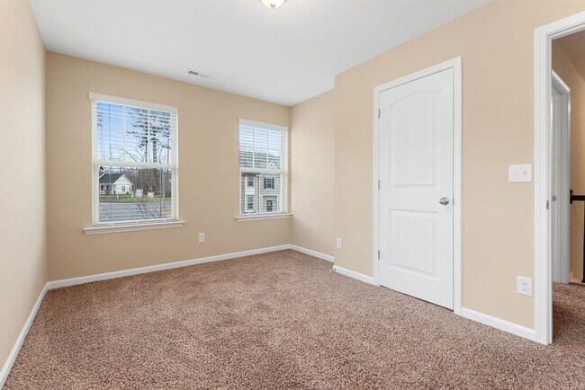 Building Photo - Beautiful 4BR, 2.5BA End Unit Townhome in East Raleigh - Available Now!