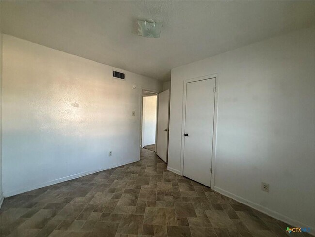 Building Photo - 601 Westview Cir