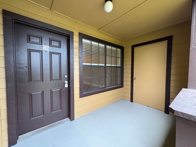 Building Photo - 2/1 Condo in Gated Lakefront Altamonte Com...