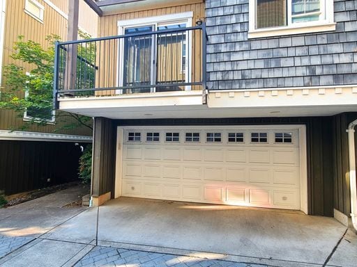 Building Photo - Stunning Three Level Townhome in Green Lak...