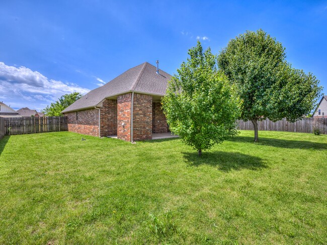 Building Photo - Home in Surrey Hills + Yukon Schools + 4 b...