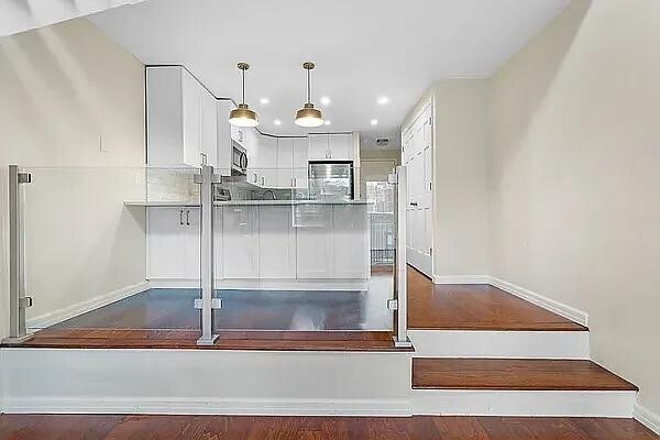 Building Photo - 211 Thompson St