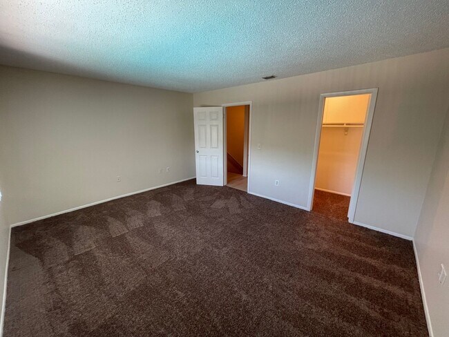 Building Photo - Large 2 Bedroom, 1 1/2 Bathroom Condo Available Immediately!