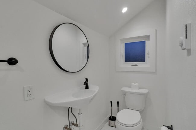 Building Photo - 721 N Stevens St