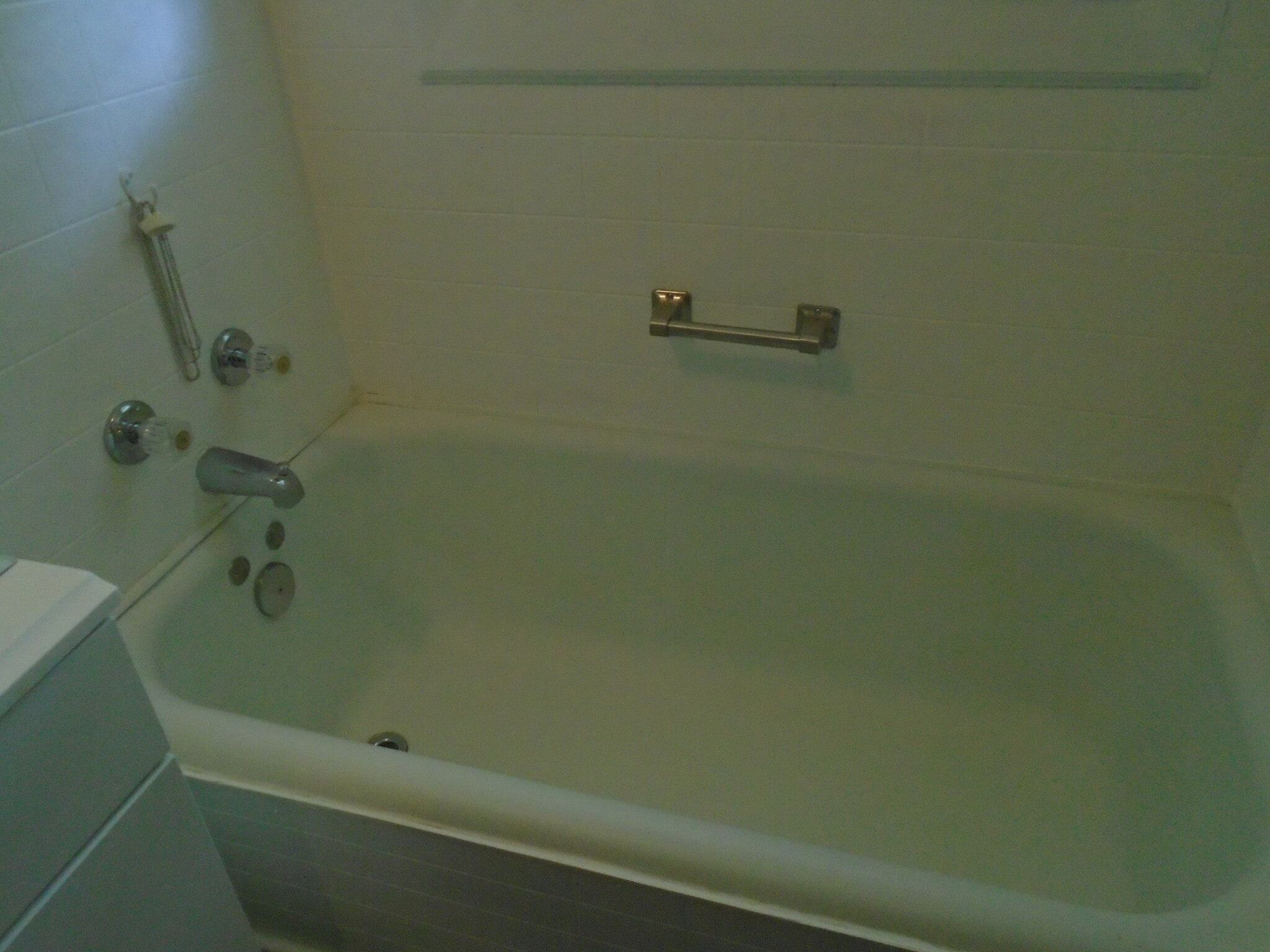 Deep soak, large Porcelain tub with shower head - 100 N. 33rd St., Apt 3