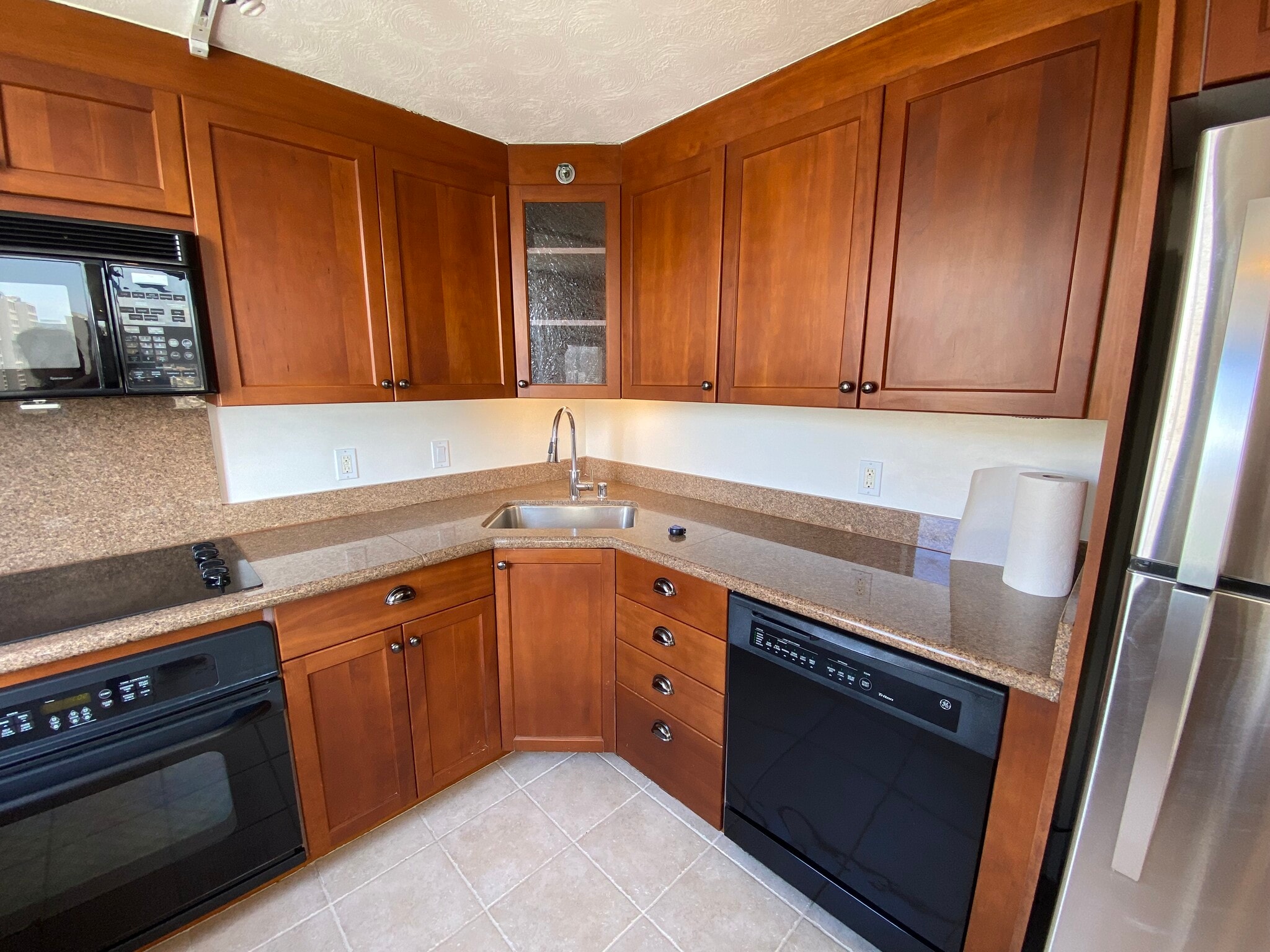 Building Photo - 343 Hobron Ln