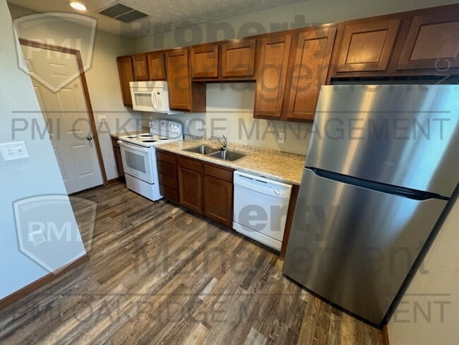 Building Photo - 2 Bedroom Townhouse with Garage