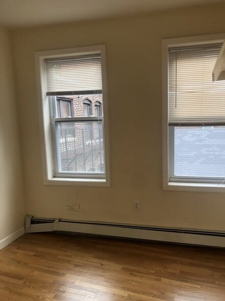Building Photo - 28 Phillips St