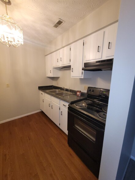 Building Photo - 1101 W Maple St