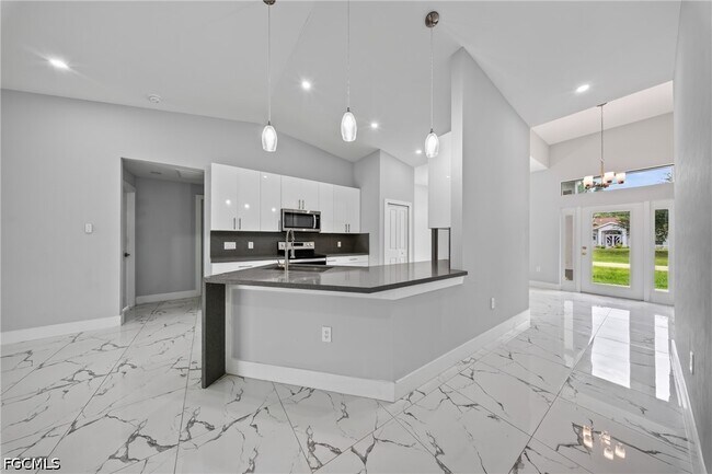 Building Photo - 738 Sunrise Blvd