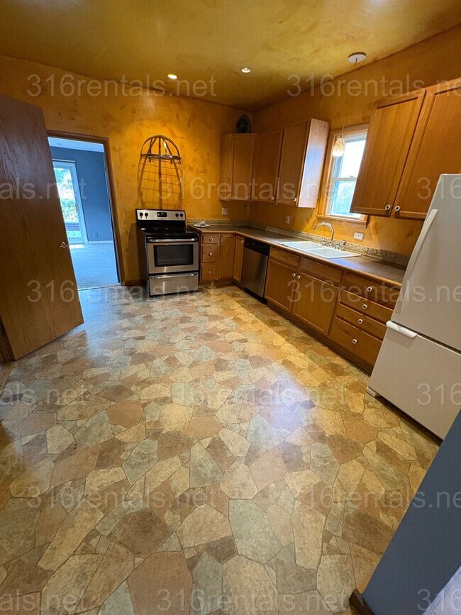 Building Photo - $1099 - 3 bed 1 bath - Single Family Home