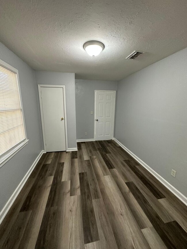 Building Photo - Fully Renovated 3/1 Single Family Ready for Move In!