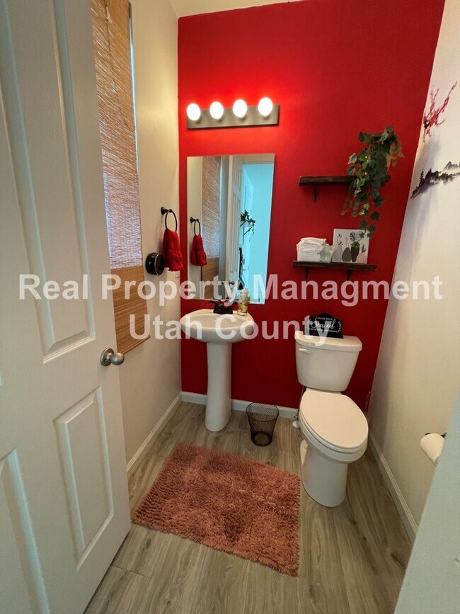 Building Photo - Beautiful Townhome in Pleasant Grove