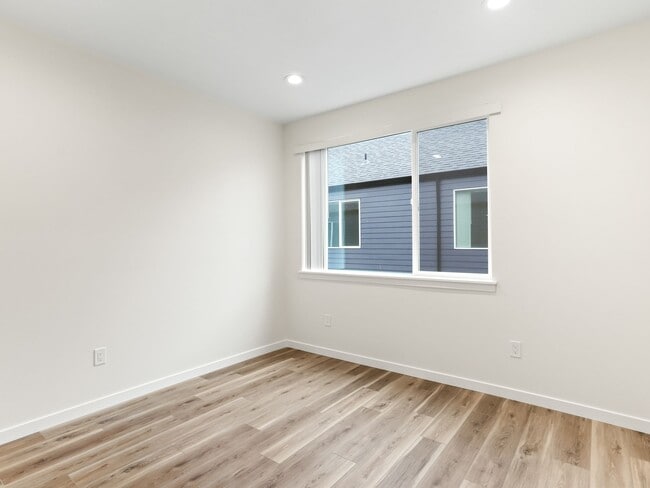 Building Photo - Vancouver Townhouses - Get 1 Month Free!