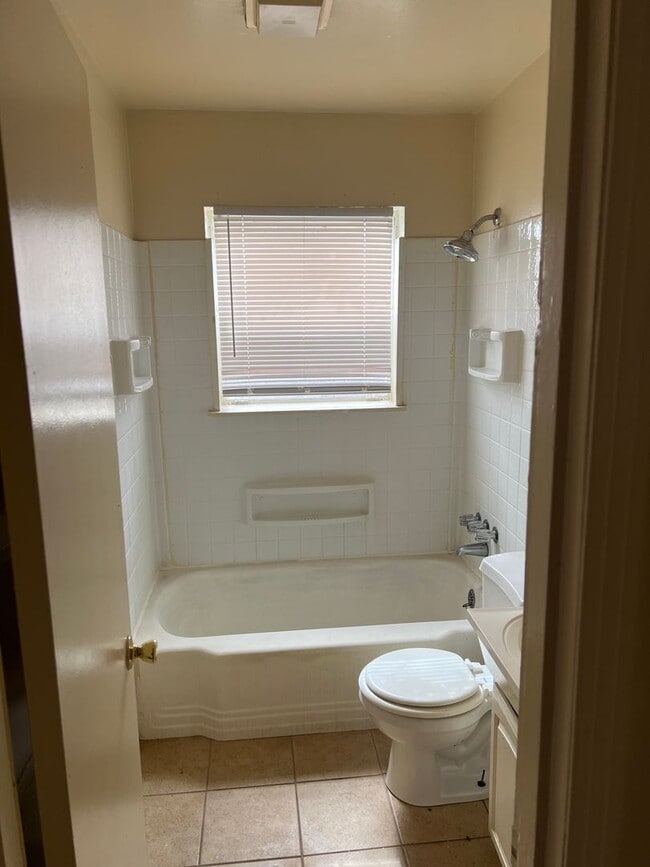 Building Photo - Cute 2 br 1 bath house