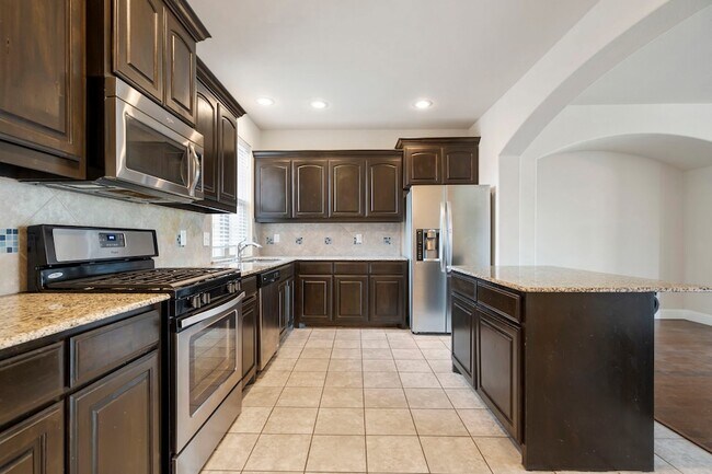 Building Photo - 2640 Venice Dr