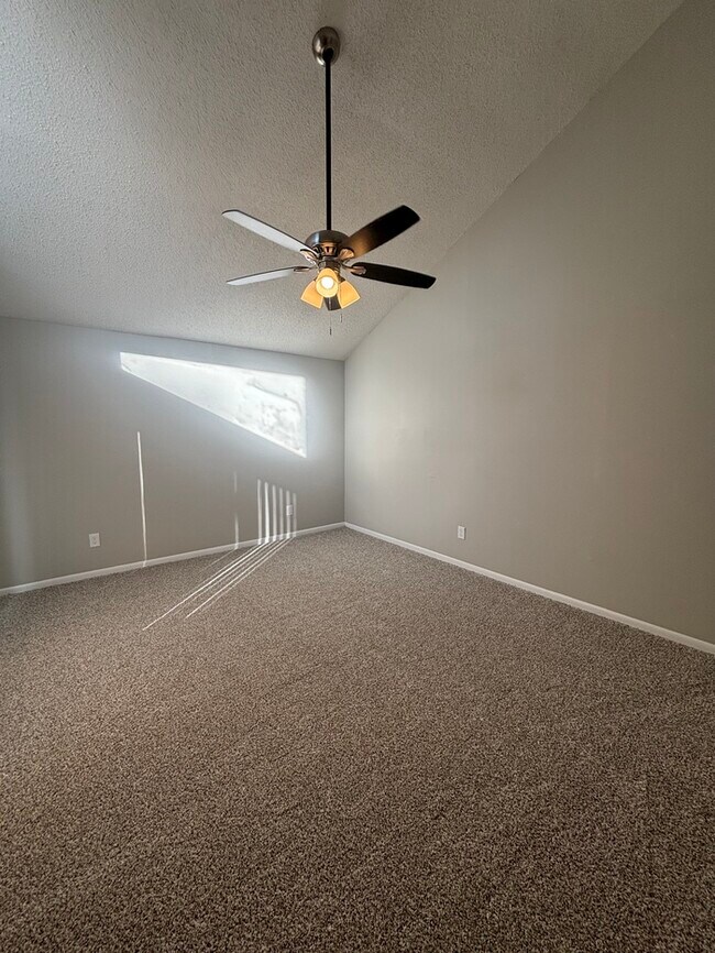 Building Photo - 14218 High Point Dr