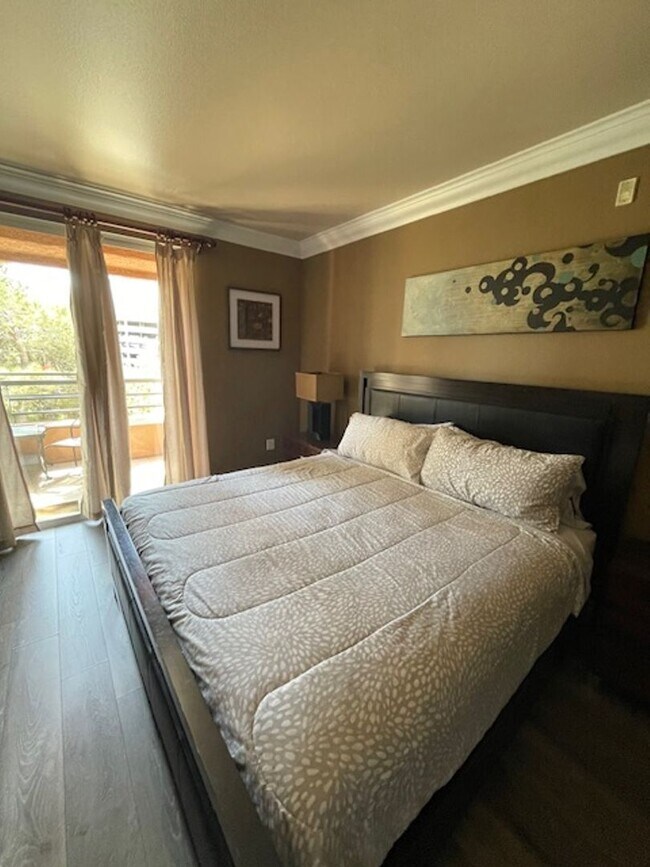 Building Photo - Meridian TOP FLOOR Furnished 1 bed | 1 bath condo with Strip and High Roller view.