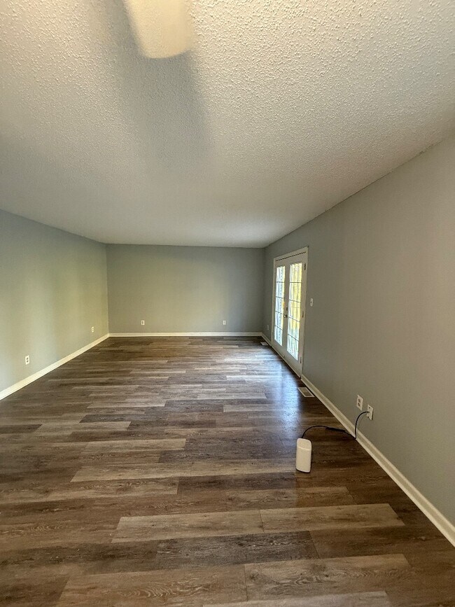 Building Photo - 124 Crestview Dr