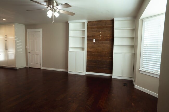 Building Photo - Gorgeous Family Home on Cul-de-Sac