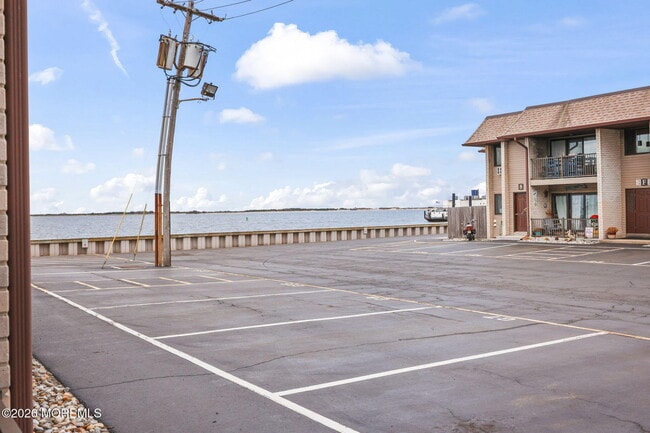 Building Photo - 330 Shore Dr