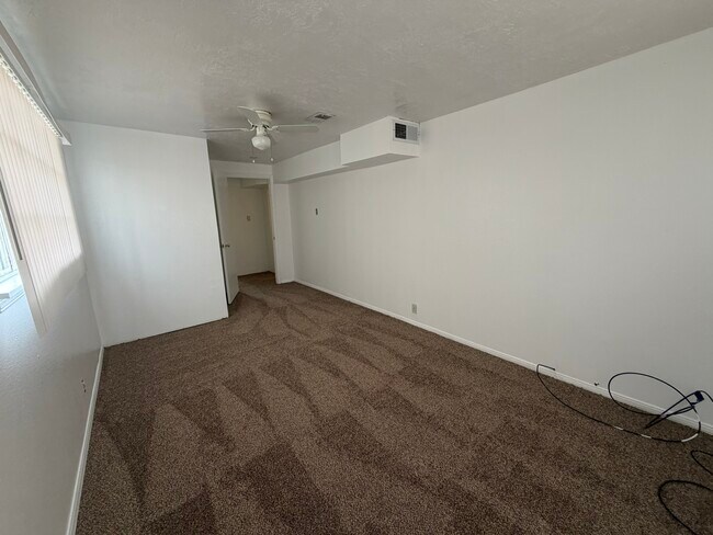 Building Photo - 2842 Solano Dr NE