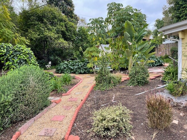 Building Photo - Charming 3 Bedroom 2 Bath Single Family Ho...