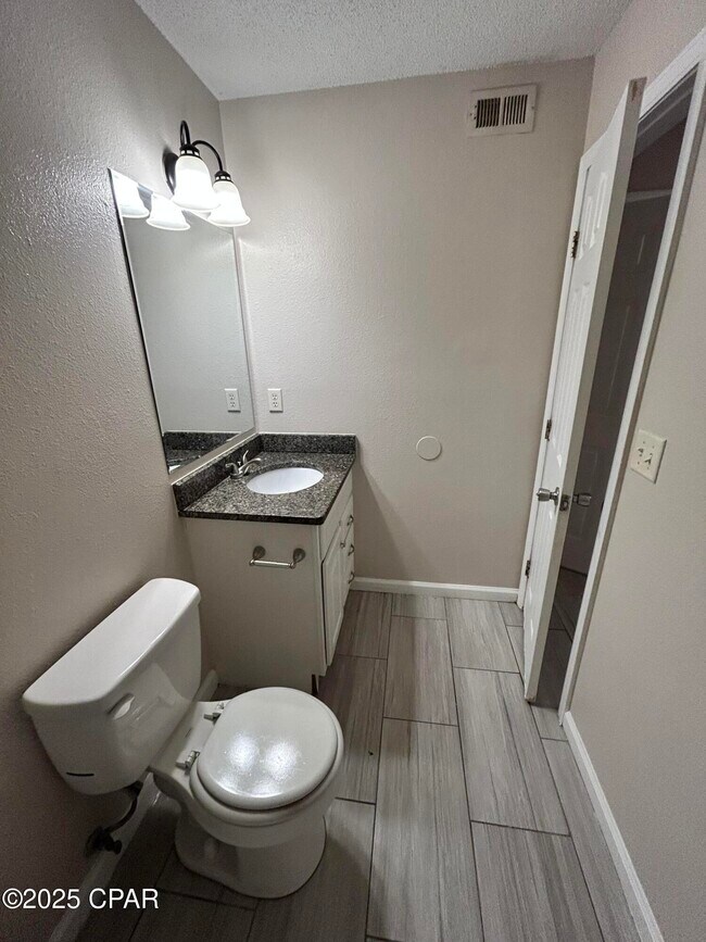 Building Photo - 3914 E 11th St