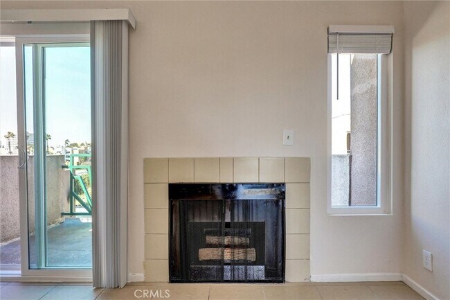 Building Photo - 450 E 4th St