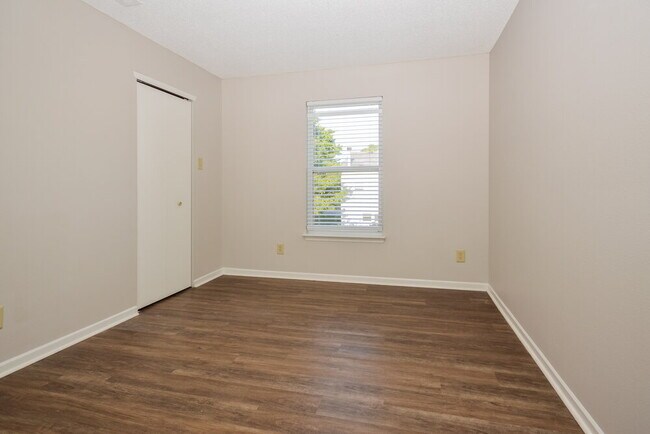 Building Photo - 1918 Dutch Elm Dr