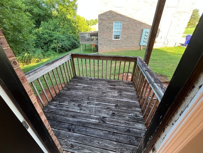 Building Photo - 1611 Meadow Spring Dr