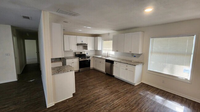 Building Photo - 906 Avenue A