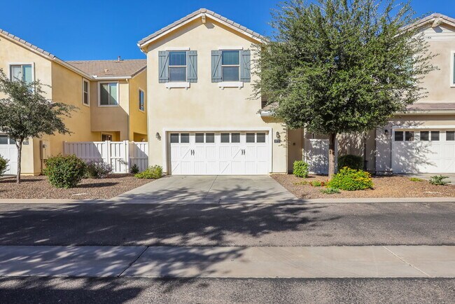 Building Photo - 3710 E Robert St