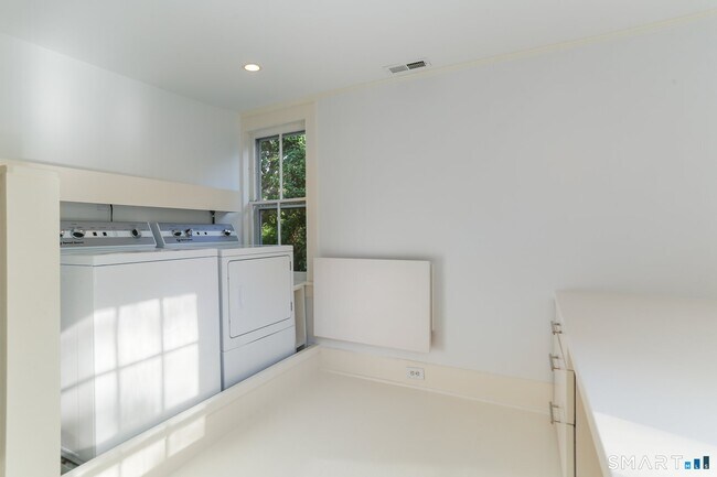 Building Photo - 890 Silvermine Rd
