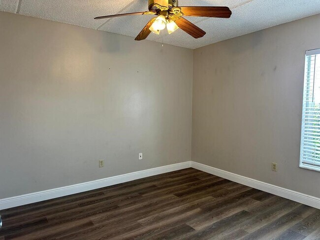 Building Photo - 5613 Blue Shadows Ct