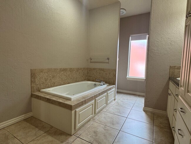 Building Photo - 4413 NW Wolfcreek Blvd