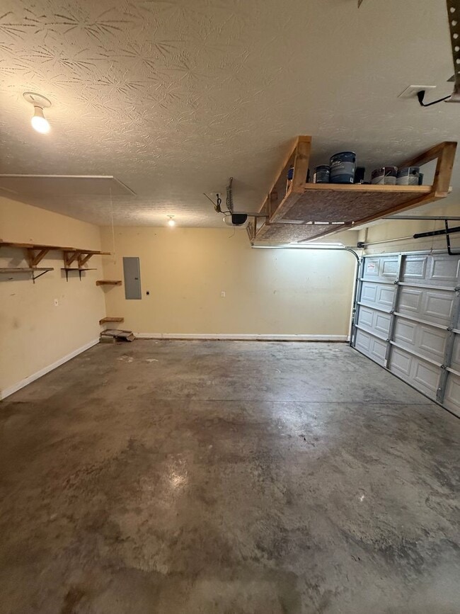 Building Photo - 3 Bed/2 Bath House with 2 Car Garage