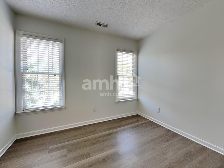 Building Photo - 2328 Water Lilly Way