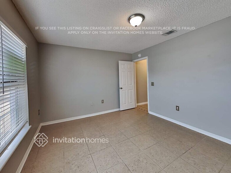 Building Photo - 1622 Hudderfield Cir W