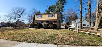 Building Photo - 624 Meadowbrook Ave
