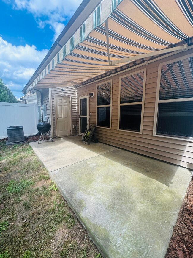 Building Photo - 126 Holly Berry Ln