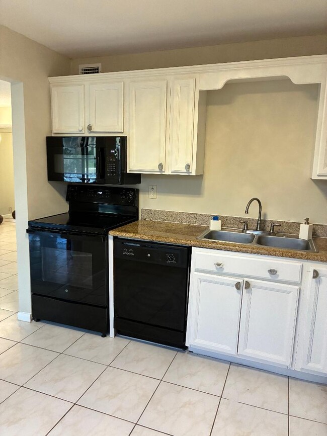 Building Photo - 98 Capri B