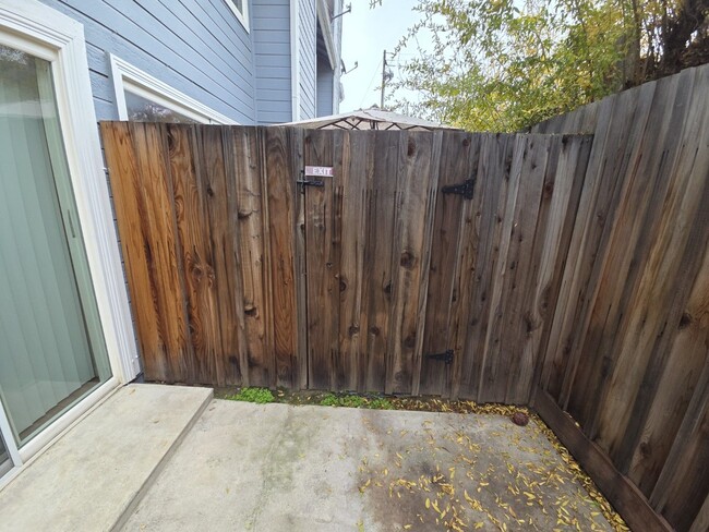 Building Photo - Cozy, Quiet Condo