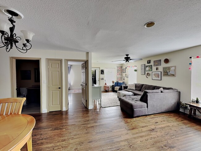 Building Photo - Cook, Entertain, Relax—Welcome Home to Westcliff!
