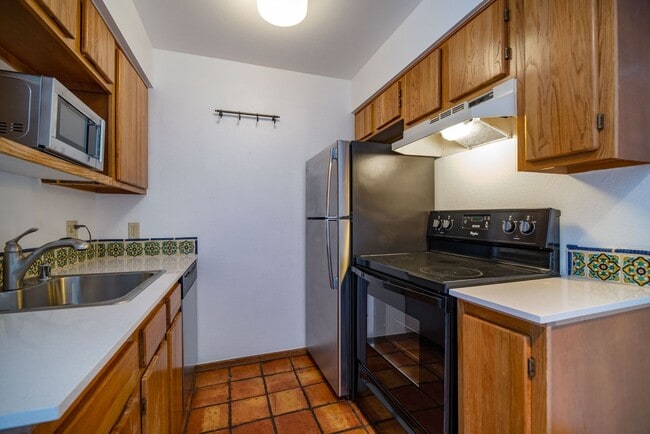 Building Photo - Sweet, Small Private Unit Available Now!