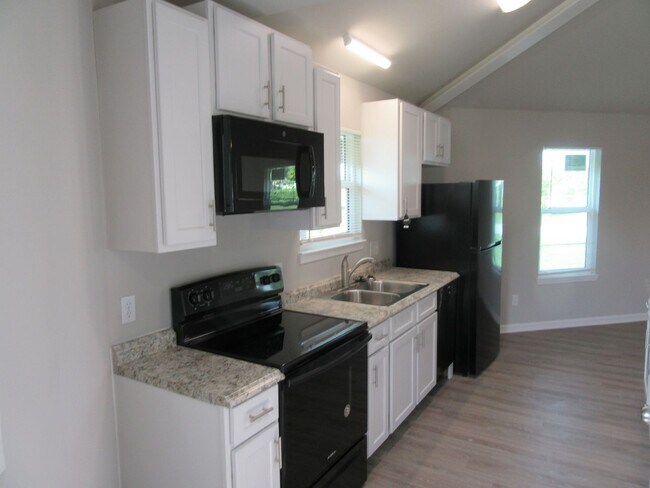 Building Photo - 1300 Grace Ave