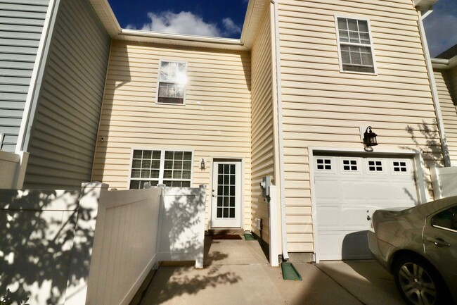 Building Photo - Ready NOW! Fabulous Townhome In Lexington!...