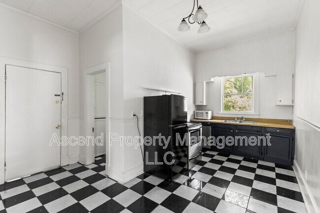 Building Photo - 1501 N Chamberlain Ave