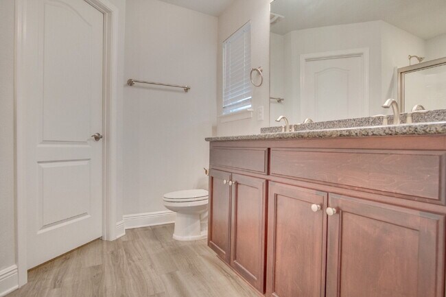 Building Photo - Beautiful North Pensacola 3BR Home with Oversized Primary Suite, Double Vanity Bath, 2-Car Garage...