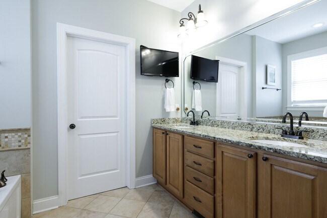 Building Photo - Beautiful home in Charleston walk community!